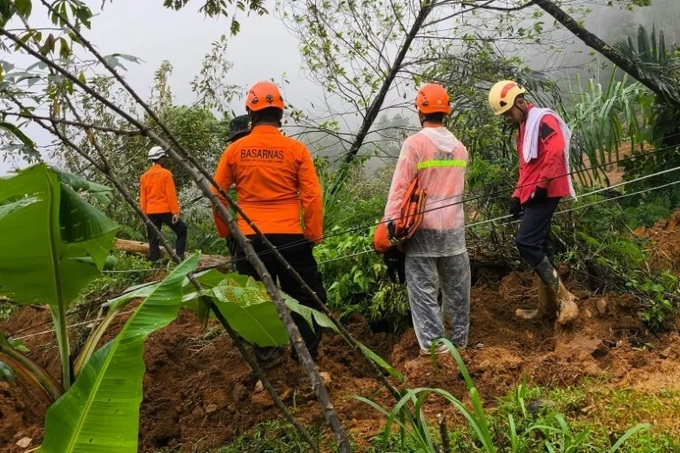 Indonesia rescuers search for survivors as landslide kills 19 - 1