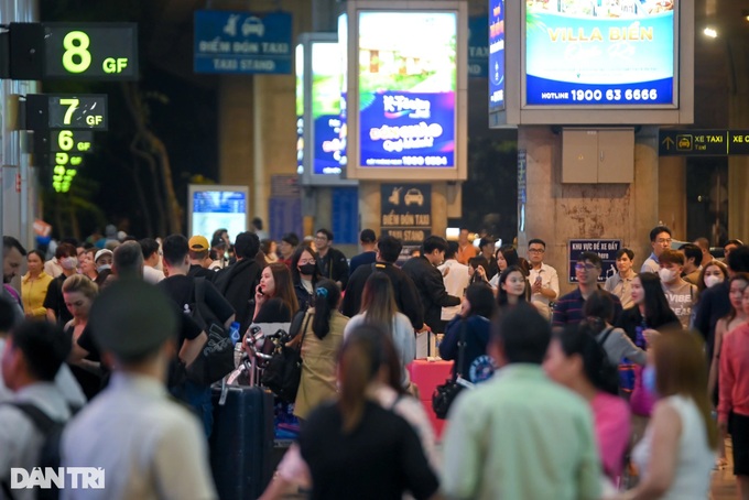 Shuttle buses proposed to ease congestion at HCM City airport during Tet - 1