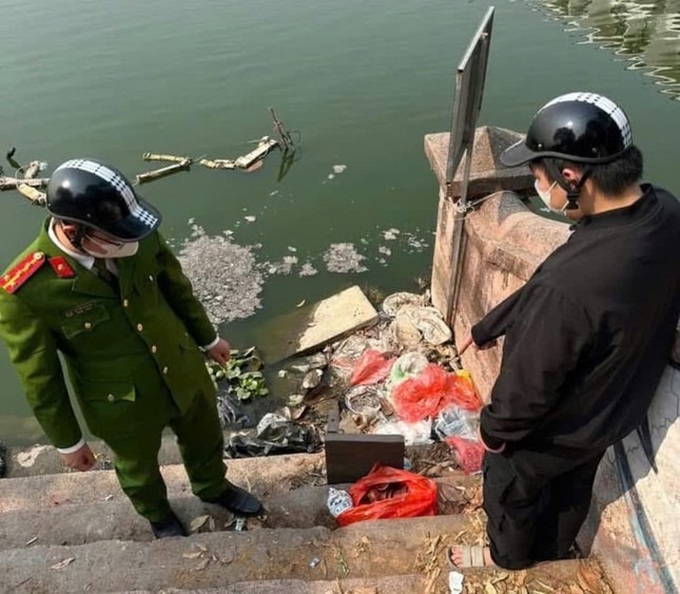 Hanoians face fines for dumping waste into West Lake - 1