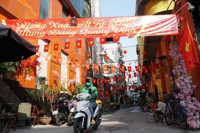 HCM City alleys get new face for Tet - 8