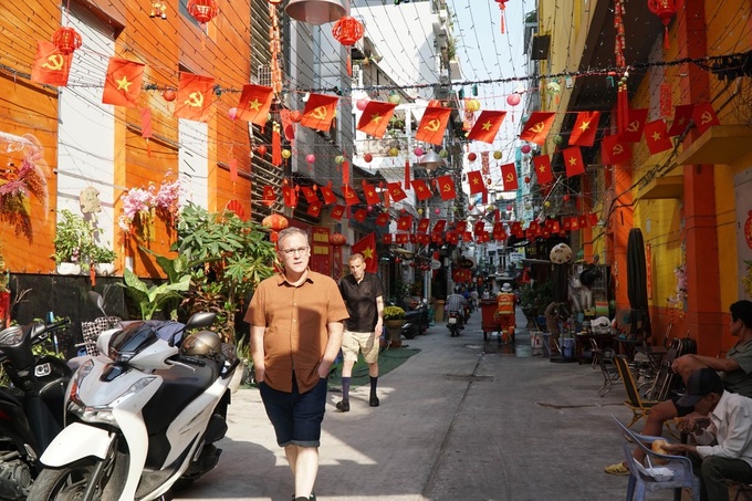 HCM City alleys get new face for Tet - 10