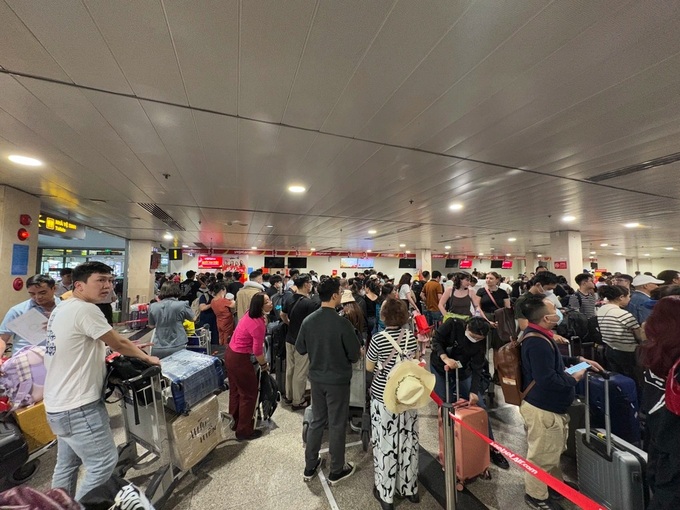 Tan Son Nhat airport congested ahead of Tet - 1