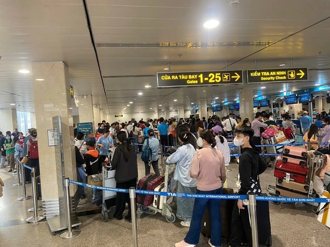 Tan Son Nhat airport congested ahead of Tet - 2