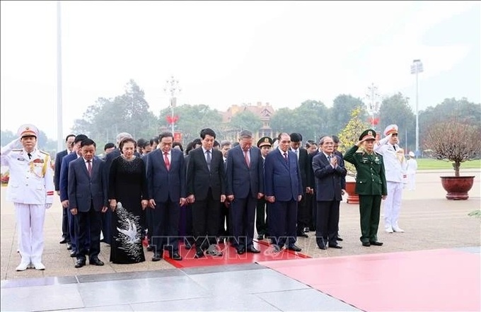 Leaders pay respects to late President Ho Chi Minh on Tet occasion - 1