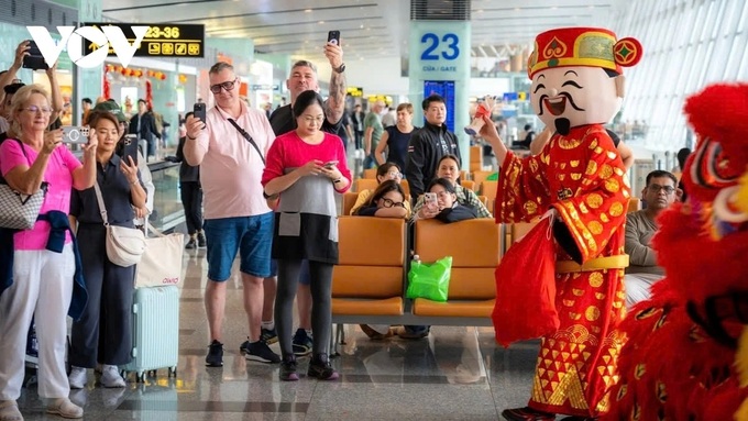 Tet 2025: Foreigners pleasantly greeted with lion dance at airport - 10