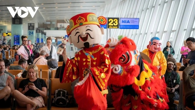 Tet 2025: Foreigners pleasantly greeted with lion dance at airport - 1