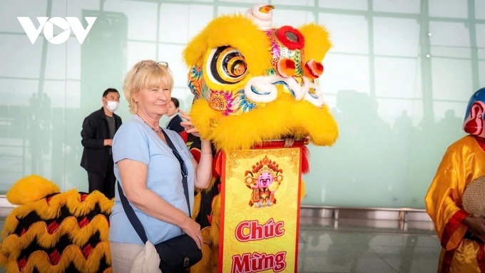 Tet 2025: Foreigners pleasantly greeted with lion dance at airport - 11