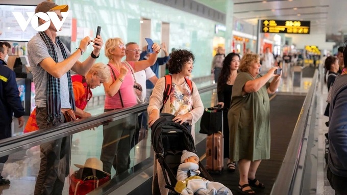 Tet 2025: Foreigners pleasantly greeted with lion dance at airport - 14