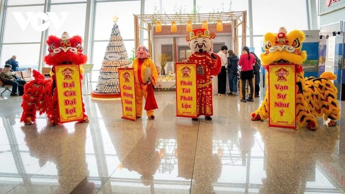 Tet 2025: Foreigners pleasantly greeted with lion dance at airport - 15