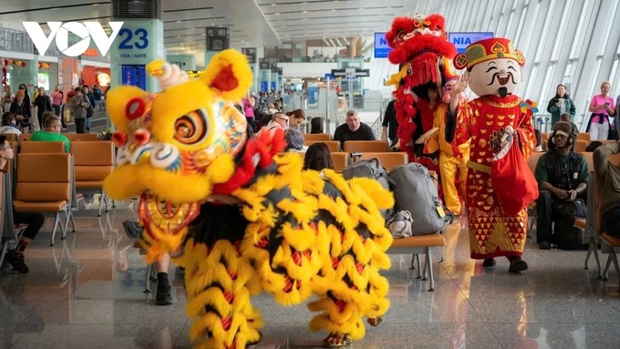 Tet 2025: Foreigners pleasantly greeted with lion dance at airport - 2