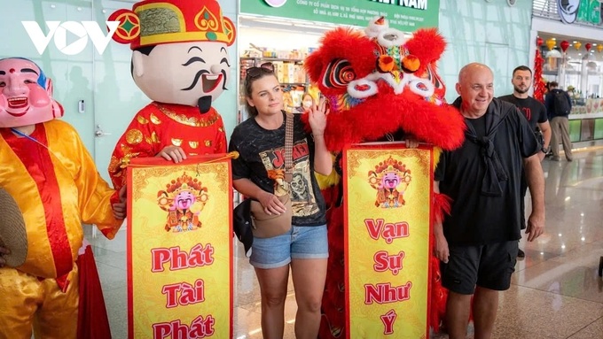 Tet 2025: Foreigners pleasantly greeted with lion dance at airport - 4