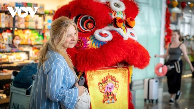 Tet 2025: Foreigners pleasantly greeted with lion dance at airport - 5