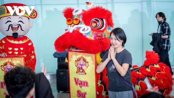 Tet 2025: Foreigners pleasantly greeted with lion dance at airport - 6