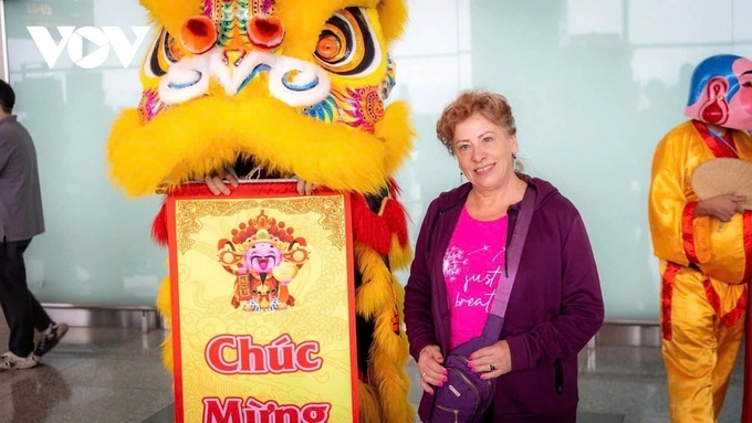 Tet 2025: Foreigners pleasantly greeted with lion dance at airport - 7