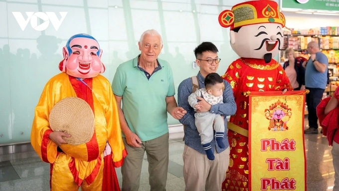 Tet 2025: Foreigners pleasantly greeted with lion dance at airport - 8