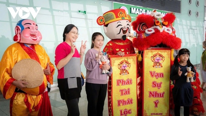 Tet 2025: Foreigners pleasantly greeted with lion dance at airport - 9