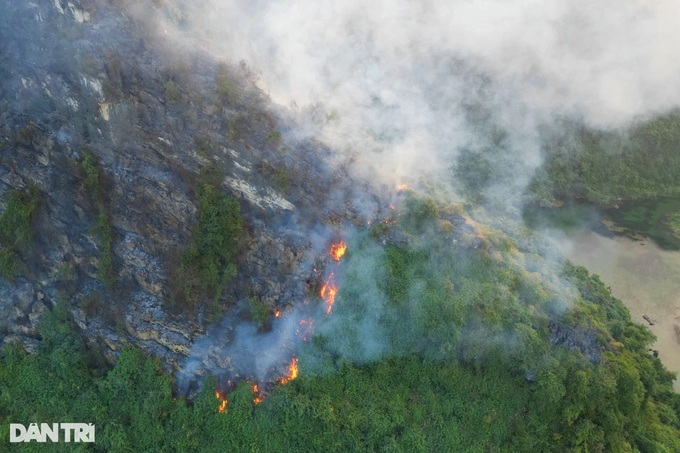 Fire erupts in Trang An World Heritage Site - 1