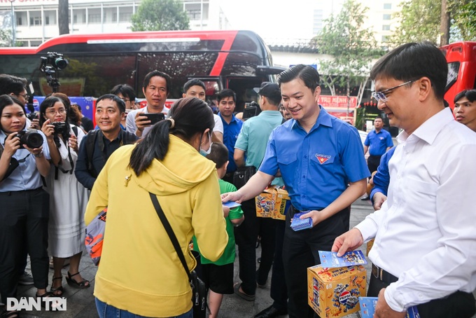 Thousands get free Tet travel home - 4