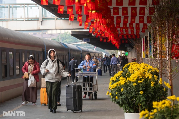 Tet atmosphere on trains - 1