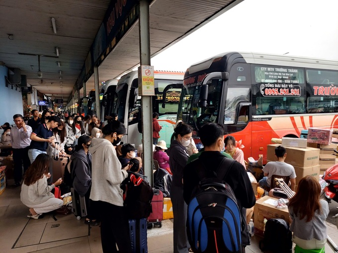 HCM City experiences heavy traffic as people begin Tet travels - 3