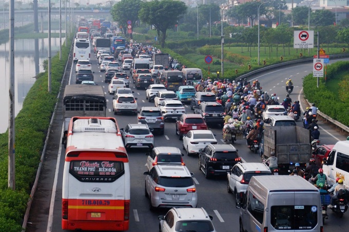 HCM City experiences heavy traffic as people begin Tet travels - 1