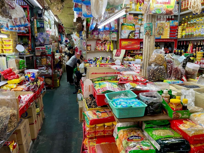 HCM City markets struggle with slow sales ahead of Tet - 1