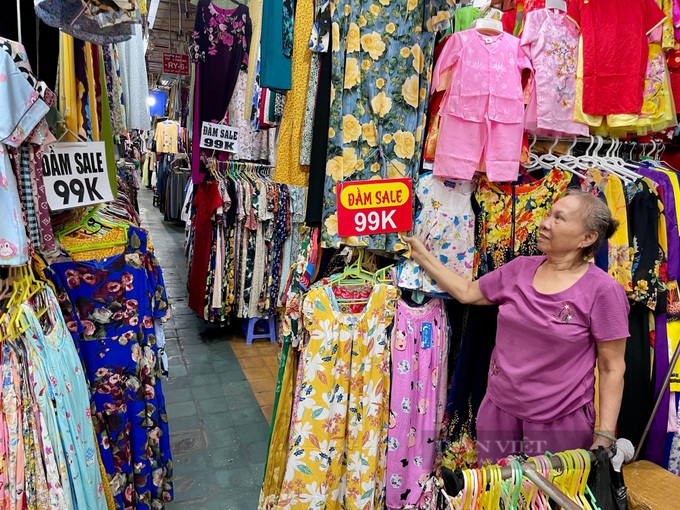 HCM City markets struggle with slow sales ahead of Tet - 3