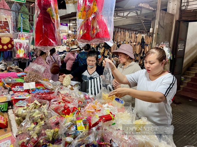 HCM City markets struggle with slow sales ahead of Tet - 2