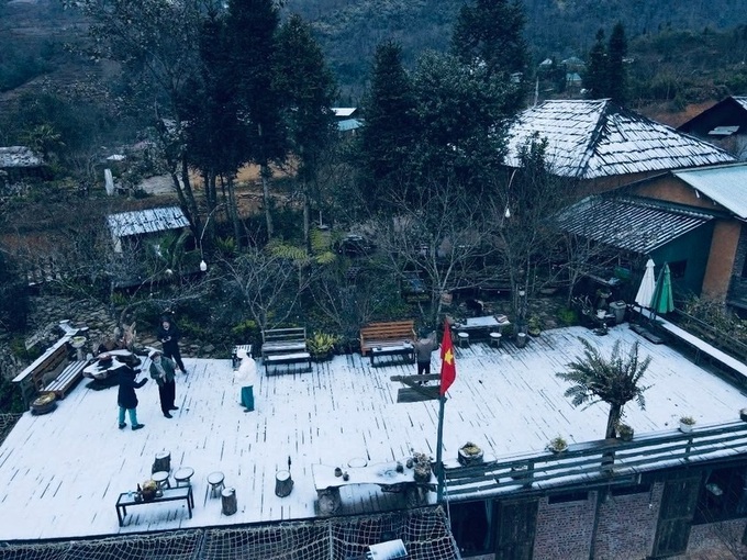 Snow covers Lao Cai Mountain - 1