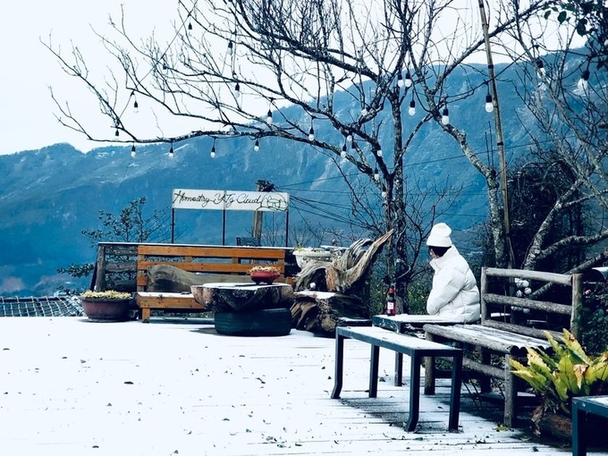 Snow covers Lao Cai Mountain - 4