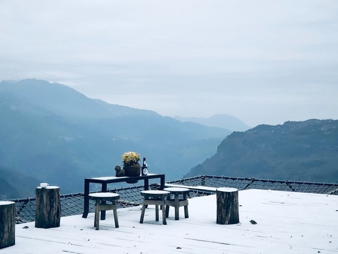 Snow covers Lao Cai Mountain - 6