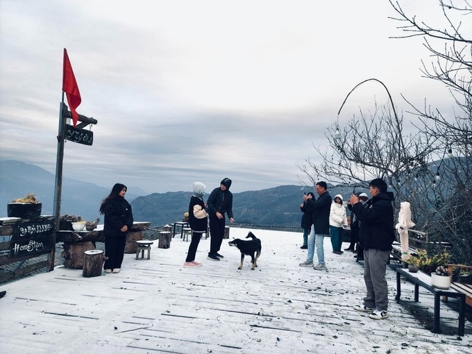 Snow covers Lao Cai Mountain - 2