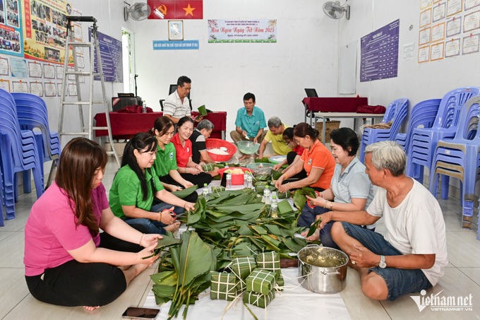 HCM City families gather to prepare traditional Tet cakes - 6