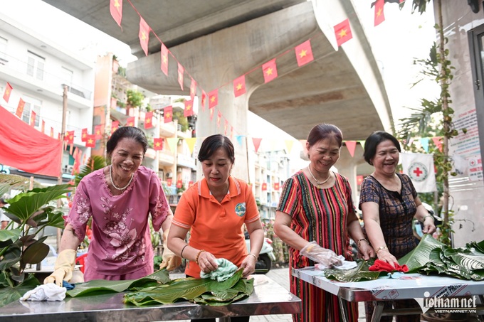 HCM City families gather to prepare traditional Tet cakes - 7