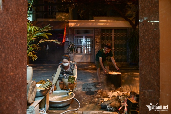 HCM City families gather to prepare traditional Tet cakes - 2