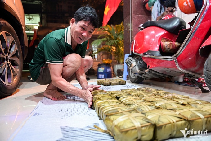 HCM City families gather to prepare traditional Tet cakes - 3