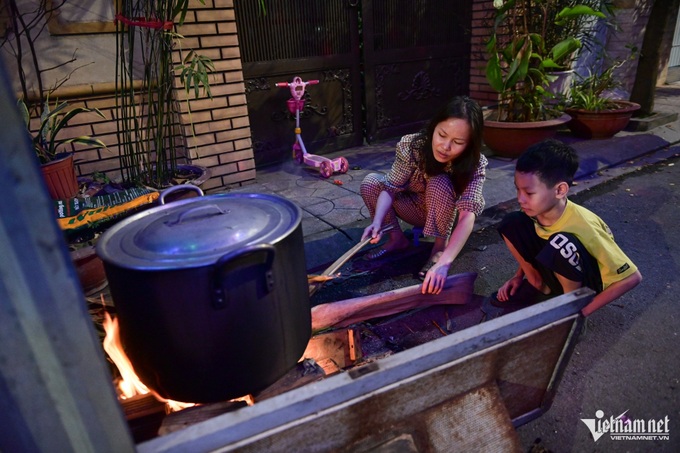 HCM City families gather to prepare traditional Tet cakes - 1