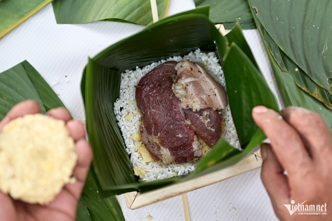 HCM City families gather to prepare traditional Tet cakes - 5