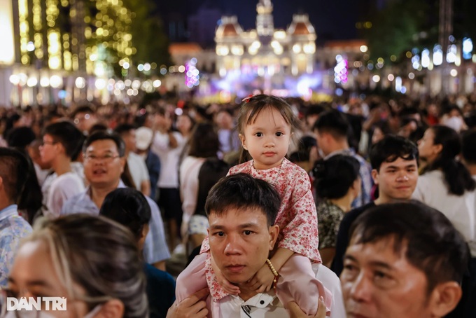 Nguyen Hue Flower Street captivates visitors - 4