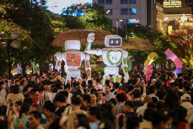 Nguyen Hue Flower Street captivates visitors - 7