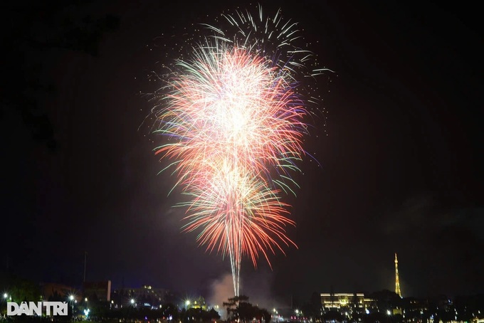 Fireworks light up skies to welcome 2025 Lunar New Year - 8