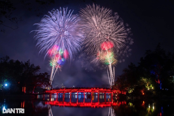 Fireworks light up skies to welcome 2025 Lunar New Year - 2