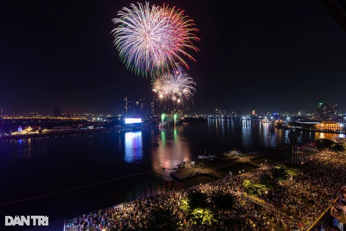 Fireworks light up skies to welcome 2025 Lunar New Year - 5