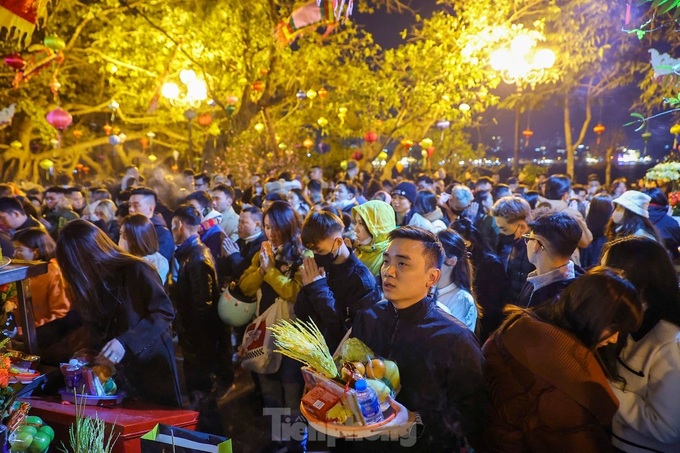 Thousands flock to Hanoi temple on first day of Lunar New Year - 5