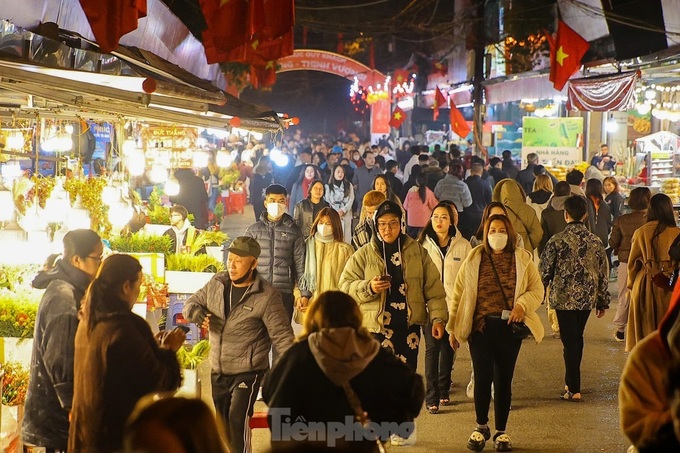 Thousands flock to Hanoi temple on first day of Lunar New Year - 6