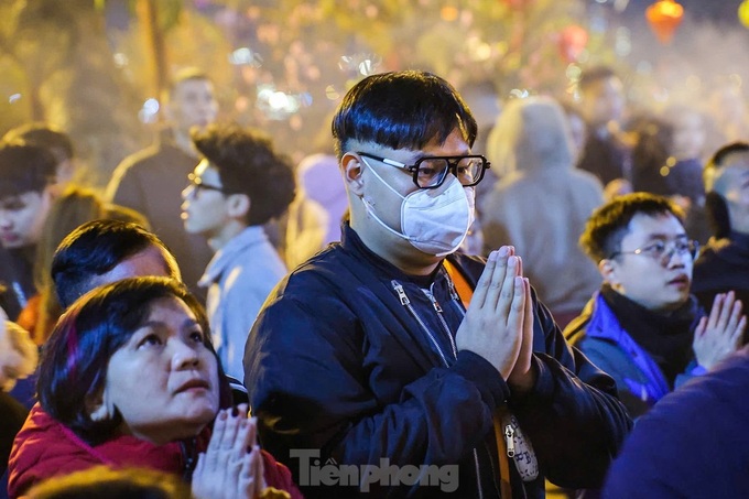 Thousands flock to Hanoi temple on first day of Lunar New Year - 2