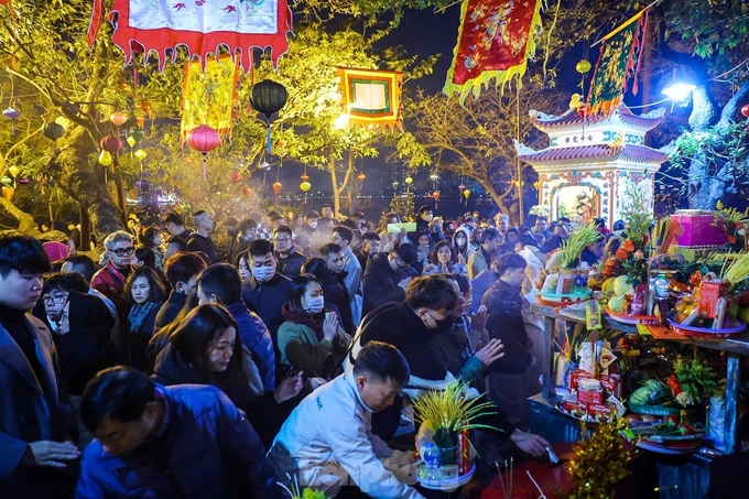 Thousands flock to Hanoi temple on first day of Lunar New Year - 7