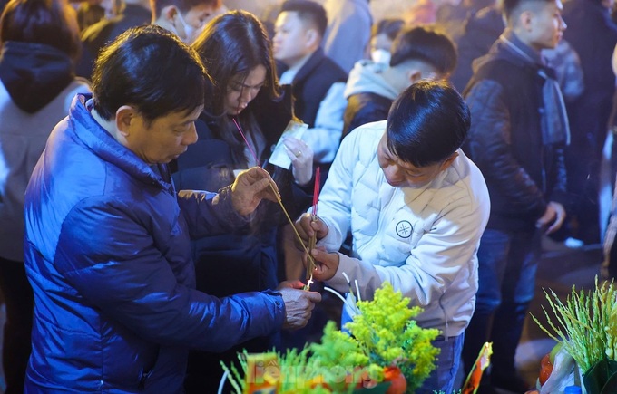 Thousands flock to Hanoi temple on first day of Lunar New Year - 4