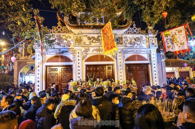 Thousands flock to Hanoi temple on first day of Lunar New Year - 1