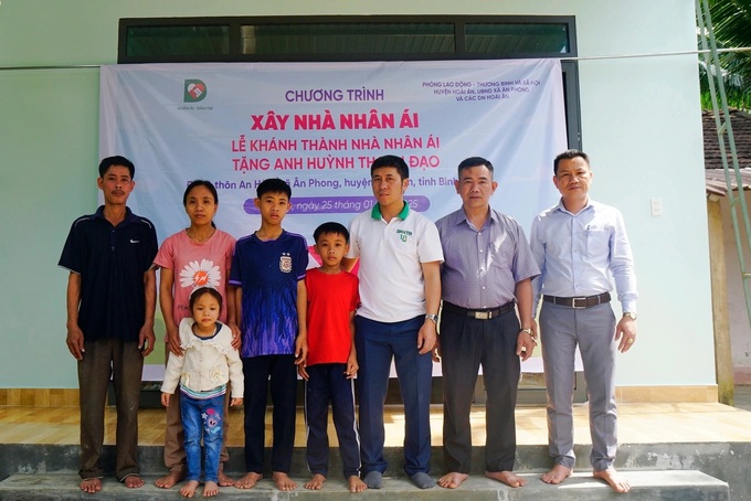 Poor Binh Dinh family given new house - 1